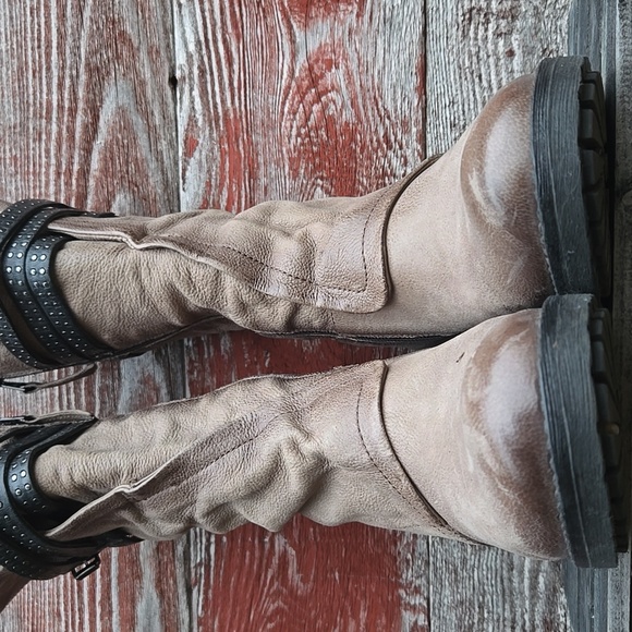 Stylish Tan Mjus Boots with Black Accents - Picture 4 of 9